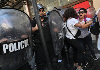 Buenos Aires, Argentina.- In the photos taken on December 27, 2023, protesters continue in tension with the police, in the midst of the protests against Milei's DNU in Buenos Aires. Six people - four men and two women - were arrested by the City Police in downtown Buenos Aires for an attack and resistance to authority during the deconcentration of the march carried out by the CGT and Social Organizations in front of the Court Palace, police sources said.