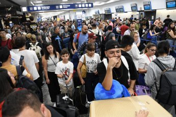 Buenos Aires, Argentina.- En las fotos tomadas el 17 de diciembre del 2023, el aeroparque metropolitano Jorge Newbery volvió a operar luego de haber estado cerrado a raíz de las consecuencias provocadas por el temporal en la ciudad de Buenos Aires y sus alrededores. Decenas de vuelos fueron cancelados y demorados tanto en el Aeropuerto internacional de Ezeiza como en el Aeroparque Metropolitano Jorge Newbery.