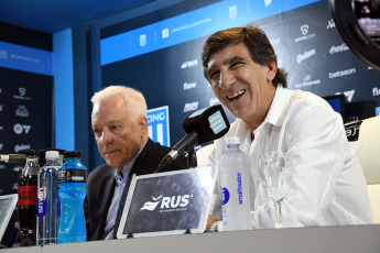 Buenos Aires, Argentina.- In the photos taken on December 18, 2023, Gustavo Costas (right) was presented as technical director of Racing, during a press conference. Costas expressed his hope of "achieving international titles" upon his return to the Avellaneda club, where he will face his third cycle with "an institution changed for the better." "We have to take that leap, I came to take Racing to the top. I think we all have the same objective: leaders, coaching staff, players and fans."