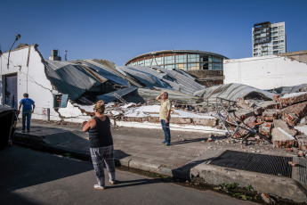 Bahía Blanca: En la foto tomada el 17 de diciembre de 2023, los destrozos que provocó el temporal. La fuerte tormenta, con lluvia y vientos que alcanzaron más de 140km/h, dejó como saldo hasta el momento 13 victimas fatales y al menos 14 personas heridas de gravedad. Varios techos se volaron y hubo caída de árboles.