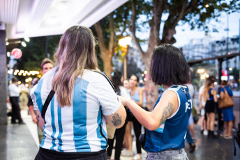 Buenos Aires, Argentina.- In the photos taken on December 22, 2023, people attend the Gaumont cinema to see “México 71”, a documentary that reconstructs and recounts the beginnings of Argentine women's football that has testimonies from a large part of the first team that went to a women's football world cup and those who were interested in its history.