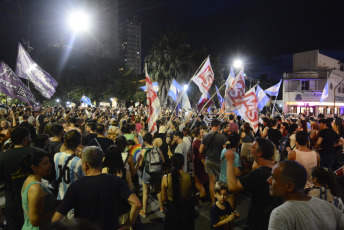 Santa Fe, Argentina.- In the photos taken on December 28, 2023, Argentines take to the streets against the economic reforms of President Javier Milei. Decrees of necessity and urgency (DNU) are exceptional mechanisms that allow the Executive to dictate or modify laws to address an urgent matter that cannot wait for debate in Congress.