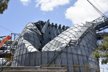 Bahía Blanca, Argentina.- En las fotos tomadas el 21 de diciembre del 2023, muestra la destrucción en el Puerto de Bahía Blanca tras la tormenta del fin de semana que provocó 13 muertes e importantes destrozos en la ciudad. Sin operaciones y con daños en varias de sus terminales se encuentra actualmente el Puerto de Bahía Blanca. La situación imperante torna imposible la recepción de camiones con cereal, y la carga de buques.