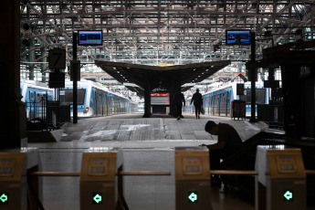 Buenos Aires, Argentina.- In the photos taken on December 18, 2023, the strong storm that hit the city of Buenos Aires and its surroundings also caused consequences in the services of urban passenger trains, with interruptions, cancellations and delays in different branches, according to the state company Trenes Argentinos.