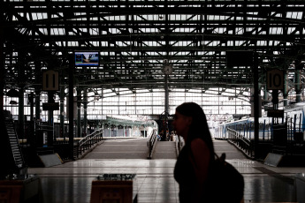 Buenos Aires, Argentina.- In the photos taken on December 18, 2023, the strong storm that hit the city of Buenos Aires and its surroundings also caused consequences in the services of urban passenger trains, with interruptions, cancellations and delays in different branches, according to the state company Trenes Argentinos.