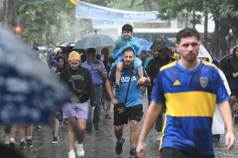 Buenos Aires.- Las elecciones en Boca Juniors comenzaron pasadas las 9.30, con una pequeña demora por los efectos del temporal que azotó a la ciudad de Buenos Aires durante la madrugada, y los más de 94.000 socios habilitados para votar elegirán hasta las 18.00 entre dos opciones: Juan Román Riquelme, uno de los máximos ídolos "xeneizes", y Andrés Ibarra, compañero de fórmula de Mauricio Macri.