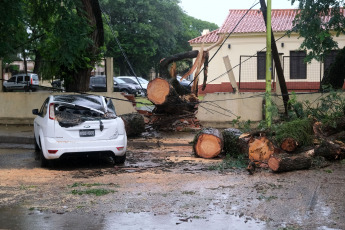 Corrientes, Argentina.- In the photos taken on December 29, 2023, a strong wind and rain storm in Corrientes caused significant material damage in several locations, with the fall of light poles, trees, walls, blowing up of roofs and cuts in the electrical energy service, reported the Civil Defense Directorate of the province. The National Meteorological Service (SMN) activated several weather alerts in Entre Ríos, Santa Fe, Córdoba, Corrientes, Misiones, Chaco, Formosa, Salta, Jujuy, Tucumán, Santiago del Estero, Catamarca and La Rioja due to intense rains, with a certain probability of let hail fall.