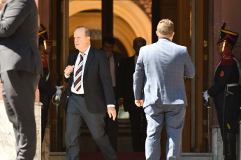 Buenos Aires, Argentina.- En las fotos tomadas el 11 de diciembre del 2023, Guillermo Ferraro (centro), ministro de Infraestructura se retira de Casa Rosada, luego de la primera reunión de gabinete. El presidente Javier Milei encabezó su primera reunión de gabinete en Casa Rosada. Milei, redujo a nueve las carteras con las que gobernará en este período, lo que contrasta con otras cifras que tienen Brasil (37) o Venezuela (33).