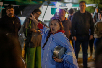 Buenos Aires, Argentina.- En las fotos tomadas el 20 de diciembre del 2023, cacerolazos y bocinazos se registraron la noche de este miércoles en diversos puntos de la ciudad de Buenos Aires y el Conurbano bonaerense en rechazo del anuncio del presidente Javier Milei del Decreto de Necesidad de Urgencia (DNU) de desregulación económica, unas 300 medidas para desregular la economía y el sector público. “¡Afuera Milei!”, se escuchó en las calles de la capital de Argentina.