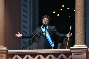 Buenos Aires.- En la foto tomada el 10 de diciembre, 2023,Milei salió al balcón de la Casa Rosada para saludar a la gente congregada en Plaza de Mayo.