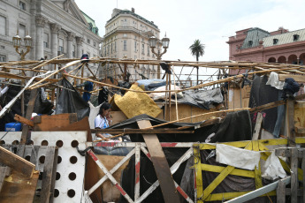 Buenos Aires, Argentina.- In the photos taken on December 28, 2023, representatives of indigenous peoples who had been camping for more than 3 years in the Plaza de Mayo, in front of the Casa Rosada, agreed to remove the tents that they had set up on site, after a meeting with the Minister of Security, Patricia Bullrich, was confirmed.