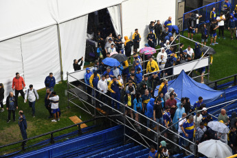 Buenos Aires.- Las elecciones en Boca Juniors comenzaron pasadas las 9.30, con una pequeña demora por los efectos del temporal que azotó a la ciudad de Buenos Aires durante la madrugada, y los más de 94.000 socios habilitados para votar elegirán hasta las 18.00 entre dos opciones: Juan Román Riquelme, uno de los máximos ídolos "xeneizes", y Andrés Ibarra, compañero de fórmula de Mauricio Macri.