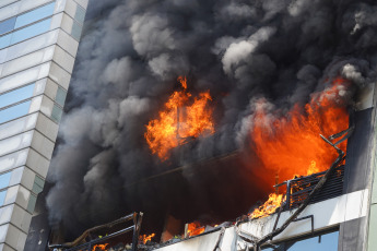 Buenos Aires, Argentina.- In the photos taken on December 12, 2023, firefighters fight the flames of a fire that broke out on two floors of a building adjacent to the headquarters of the Ministry of Labor, Employment and Social Security, in Buenos Aires. A woman died and more than eighty people had to be evacuated and treated by SAME due to the fierce fire. The first data from the investigation showed that the building did not have a gas connection, so the start of the fire could have been due to an electrical fault.