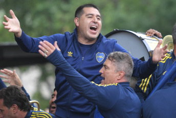 Buenos Aires, Argentina.- In the photos taken on December 3, 2023, the current second vice president, presidential candidate and "xeneize" idol, Juan Román Riquelme, led a demonstration of Boca fans and partners to protest the judicial decision to suspend the elections to elect the board of directors of the xeneize club, which still do not have a date for completion.