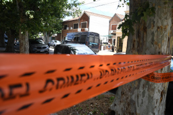 Buenos Aires, Argentina.- En las fotos tomadas el 25 de diciembre del 2023, muestra el lugar donde ocurrió un robo y tiroteo en una casa del barrio porteño de Villa Pueyrredón. Un policía y un delincuente resultaron heridos este lunes por la madrugada, en un intento de robo a una casa ocurrido durante los festejos de Nochebuena. Todos los sospechosos fueron detenidos.