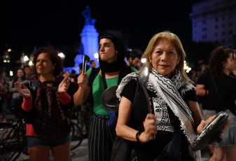 Buenos Aires, Argentina.- En las fotos tomadas el 22 de diciembre del 2023, personas autoconvocadas se concentraron en el Congreso, Plaza de Mayo y distintos puntos del país, custodiadas por la policía, para manifestarse por segunda noche consecutiva en rechazo al Decreto de Necesidad y Urgencia (DNU) anunciado por el presidente Javier Milei.