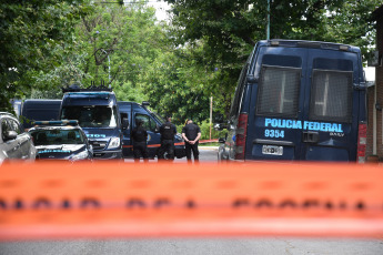 Buenos Aires, Argentina.- In the photos taken on December 25, 2023, they show the place where a robbery and shooting occurred in a house in the Buenos Aires neighborhood of Villa Pueyrredón. A police officer and a criminal were injured this Monday morning, in an attempted robbery of a house that occurred during the Christmas Eve celebrations. All suspects were arrested.