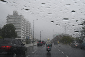 Buenos Aires, Argentina.- In the photos taken on December 6, 2023, they show the streets of Buenos Aires during a rainy day. The year 2023 is on track to be the warmest ever recorded globally. In Argentina, it is expected that this summer there will be more recurrent rains and cloudy days due to El Niño, which will last until April 2024.