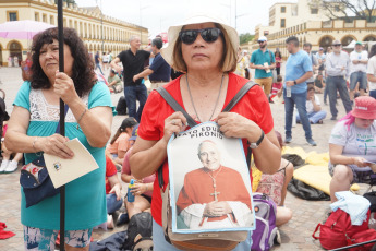 Buenos Aires, Argentina.- En las fotos tomadas el 16 de diciembre del 2023, durante la ceremonia de beatificación del cardenal Eduardo Pironio, que es encabezada por un enviado del Papa Francisco, el cardenal Francisco Vérgez Alzaga, frente la basílica de Luján. Al religioso nacido en 9 de Julio se le atribuye la cura milagrosa de un bebé, de un año y medio, Juan Manuel que, según sus padres, se curó luego de los rezos que le ofreció.