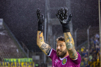 Salta, Argentina.- En las fotos tomadas el 3 de diciembre del 2023, durante el partido entre Rosario Central y Racing Club en el Estadio Padre Ernesto Martearena. Rosario Central se impuso 7 a 6 ante Racing Club por penales, tras el empate 2 a 2 en tiempo regular, y se clasificó a las semifinales del torneo de la Copa de la Liga, instancia en la que se medirá ante River Plate.