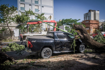 Bahía Blanca: En la foto tomada el 17 de diciembre de 2023, los destrozos que provocó el temporal. La fuerte tormenta, con lluvia y vientos que alcanzaron más de 140km/h, dejó como saldo hasta el momento 13 victimas fatales y al menos 14 personas heridas de gravedad. Varios techos se volaron y hubo caída de árboles.