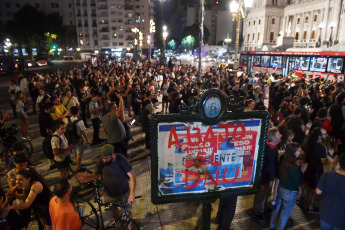 Buenos Aires, Argentina.- En las fotos tomadas el 22 de diciembre del 2023, personas autoconvocadas se concentraron en el Congreso, Plaza de Mayo y distintos puntos del país, custodiadas por la policía, para manifestarse por segunda noche consecutiva en rechazo al Decreto de Necesidad y Urgencia (DNU) anunciado por el presidente Javier Milei.