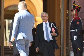 Buenos Aires, Argentina.- En las fotos tomadas el 11 de diciembre del 2023, el ministro de Justicia, Mariano Cúneo Libarona, se retira de Casa Rosada luego de la primera reunión de gabinete. El presidente Javier Milei encabezó su primera reunión de gabinete en Casa Rosada. Milei, redujo a nueve las carteras con las que gobernará en este período, lo que contrasta con otras cifras que tienen Brasil (37) o Venezuela (33).