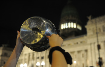 Buenos Aires, Argentina.- En las fotos tomadas el 20 de diciembre del 2023, cacerolazos y bocinazos se registraron la noche de este miércoles en diversos puntos de la ciudad de Buenos Aires y el Conurbano bonaerense en rechazo del anuncio del presidente Javier Milei del Decreto de Necesidad de Urgencia (DNU) de desregulación económica, unas 300 medidas para desregular la economía y el sector público. “¡Afuera Milei!”, se escuchó en las calles de la capital de Argentina.