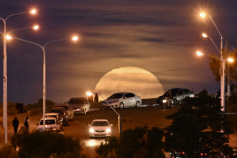 Chubut, Argentina.- En las fotos tomadas el 26 de diciembre del 2023, muestra la última superluna llena de 2023, que se pudo observar durante la noche del miércoles en Puerto Madryn, Argentina. Se trata de la luna fría, el plenilunio de diciembre, la primera del invierno y también la que da la despedida al año. El satélite refleja la máxima cantidad de luz solar de su ciclo. Con este plenilunio se completaron 13 lunas llenas durante el 2023.