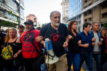 Buenos Aires, Argentina.- En las fotos tomadas el 20 de diciembre del 2023, los movimientos populares y organizaciones sociales de Unidad Piquetera (UP) en la Plaza de Mayo participaron de una jornada "contra el ajuste económico" del gobierno de Javier Milei. La ministra de Seguridad, Patricia Bullrich, informó al finalizar la jornada que tan solo un policía resultó herido en las protestas que congregaron a 3.000 personas. Dos hombres fueron detenidos.