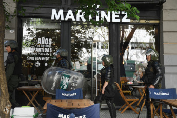 Buenos Aires, Argentina.- En las fotos tomadas el 27 de diciembre del 2023, miembros de las Fuerzas Armadas de Argentina, son desplegados en el marco de la manifestación que convocó la central obrera junto a otros sindicatos y organizaciones sociales frente a Tribunales para rechazar el Decreto de Necesidad y Urgencia (DNU), promulgado por el Poder Ejecutivo para desregular la actividad económica.