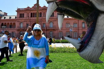 Buenos Aires.- Foto tomada el 10 de diciembre de 2023, simpatizantes de La Libertad Avanza llegan a la avenida de Mayo.