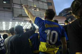 Buenos Aires, Argentina.- In the photos taken on December 6, 2023, Boca supporters who adhere to the Official list of the club headed by Juan Roman Riquelme, demonstrated in front of the Abasto hotel where the opposition formula, made up of Andres Ibarra and Mauricio Macri, offered a press conference. Judge Alejandra Abrevaya once again has the cause of the elections in Boca Juniors in her hands. The Chamber rejected the challenge hours after Sebastián Font, in charge of the 36th court, was chosen to head the process that a week ago suspended the elections, which should have been held on December 3, following the complaint of the opposition over alleged irregularities.