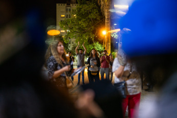 Buenos Aires, Argentina.- En las fotos tomadas el 20 de diciembre del 2023, cacerolazos y bocinazos se registraron la noche de este miércoles en diversos puntos de la ciudad de Buenos Aires y el Conurbano bonaerense en rechazo del anuncio del presidente Javier Milei del Decreto de Necesidad de Urgencia (DNU) de desregulación económica, unas 300 medidas para desregular la economía y el sector público. “¡Afuera Milei!”, se escuchó en las calles de la capital de Argentina.