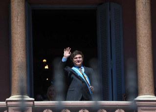 Buenos Aires.- En la foto tomada el 10 de diciembre, 2023,Milei salió al balcón de la Casa Rosada para saludar a la gente congregada en Plaza de Mayo.