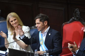 Buenos Aires, Argentina.- En las fotos tomadas el 11 de diciembre del 2023, el reelecto gobernador bonaerense, Axel Kicillof (derecha), juró ante la Asamblea Legislativa para su segundo mandato en ese cargo. Kicillof, criticó el ajuste propuesto por el presidente Javier Milei, reclamó por los fondos coparticipables y repudió los discursos de odio. Sobre el final de su mensaje a la militancia, Kicillof reeditó la frase de cabecera de Javier Milei y proclamó: "Viva la justicia social, carajo".