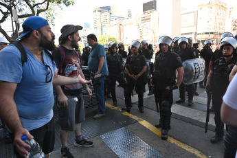 Buenos Aires, Argentina.- En las fotos tomadas el 27 de diciembre del 2023, manifestantes continúan en tensión con la policía, en medio de las protestas contra el DNU de Milei en Buenos Aires. Seis personas -cuatro hombres y dos mujeres- fueron detenidas por la Policía de la Ciudad en el Centro porteño por atentado y resistencia a la autoridad durante la desconcentración de la marcha realizada por la CGT y Organizaciones Sociales frente al Palacio de Tribunales, señalaron fuentes policiales.