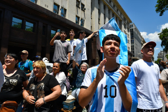 Buenos Aires.- Foto tomada el 10 de diciembre de 2023, simpatizantes de La Libertad Avanza llegan a la avenida de Mayo.