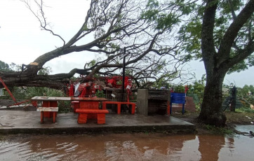 Corrientes, Argentina.- In the photos taken on December 29, 2023, a strong wind and rain storm in Corrientes caused significant material damage in several locations, with the fall of light poles, trees, walls, blowing up of roofs and cuts in the electrical energy service, reported the Civil Defense Directorate of the province. The National Meteorological Service (SMN) activated several weather alerts in Entre Ríos, Santa Fe, Córdoba, Corrientes, Misiones, Chaco, Formosa, Salta, Jujuy, Tucumán, Santiago del Estero, Catamarca and La Rioja due to intense rains, with a certain probability of let hail fall.