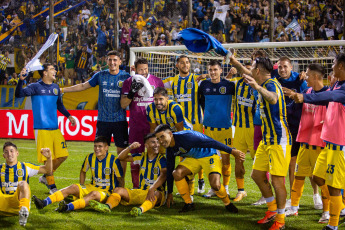 Salta, Argentina.- En las fotos tomadas el 3 de diciembre del 2023, durante el partido entre Rosario Central y Racing Club en el Estadio Padre Ernesto Martearena. Rosario Central se impuso 7 a 6 ante Racing Club por penales, tras el empate 2 a 2 en tiempo regular, y se clasificó a las semifinales del torneo de la Copa de la Liga, instancia en la que se medirá ante River Plate.