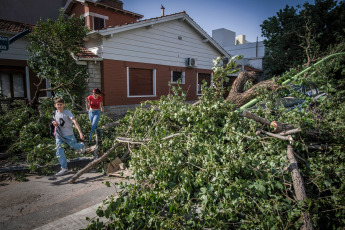 Bahía Blanca: In the photo taken on December 17, 2023, the damage caused by the storm. The heavy storm, with rain and winds reaching more than 140 km/h, left 13 fatalities and at least 14 people seriously injured. Several roofs were blown off and trees fell.