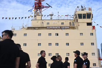 Buenos Aires, Argentina.- En las fotos tomadas el 28 de diciembre del 2023, una dotación de 313 personas, entre personal científico, militar y logístico, partió desde el puerto de Ciudad de Buenos Aires hacia la Antártida Argentina en el Rompehielos ARA Almirante Irizar (RHAI) para comenzar la Campaña Antártica de Verano (CAV) 2023-2024, en la que realizarán actividades científicas y tareas logísticas de recambio de personal y abastecimiento de las bases argentinas hasta abril.