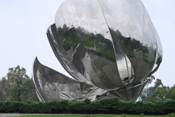 Buenos Aires, Argentina.- In the photos taken on December 17, 2023, it shows the "generic floralis", with one of its petals broken, after the storm that hit Buenos Aires. Since its placement in 2002, in the United Nations Plaza, the Recoleta flower quickly became an icon of the City of Buenos Aires and another tourist attraction. The sculpture had already been affected and restored by a previous storm.