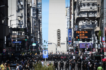 Buenos Aires, Argentina.- In the photos taken on December 27, 2023, protesters continue in tension with the police, in the midst of the protests against Milei's DNU in Buenos Aires. Six people - four men and two women - were arrested by the City Police in downtown Buenos Aires for an attack and resistance to authority during the deconcentration of the march carried out by the CGT and Social Organizations in front of the Court Palace, police sources said.