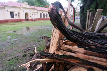 Corrientes, Argentina.- In the photos taken on December 29, 2023, a strong wind and rain storm in Corrientes caused significant material damage in several locations, with the fall of light poles, trees, walls, blowing up of roofs and cuts in the electrical energy service, reported the Civil Defense Directorate of the province. The National Meteorological Service (SMN) activated several weather alerts in Entre Ríos, Santa Fe, Córdoba, Corrientes, Misiones, Chaco, Formosa, Salta, Jujuy, Tucumán, Santiago del Estero, Catamarca and La Rioja due to intense rains, with a certain probability of let hail fall.