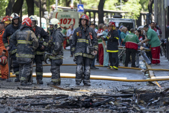 Buenos Aires, Argentina.- En las fotos tomadas el 12 de diciembre del 2023, cuerpos de bomberos combaten las llamas de un incendio que se desató en dos pisos de un edificio lindero a la sede de la Secretaría de Trabajo, Empleo y Seguridad Social, en Buenos Aires. Falleció una mujer y más de ochenta personas tuvieron que ser evacuadas y atendidas por el SAME por el feroz incendio. Los primeros datos de la investigación arrojaron que el edificio no contaba con conexión de gas, por lo que el inicio del incendio pudo ser por un desperfecto eléctrico.