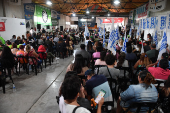 Buenos Aires, Argentina.- En las fotos tomadas el 29 de diciembre del 2023, la Confederación General del Trabajo (CGT) de Argentina, confirmó que prepara una tercera gran manifestación en contra de las políticas que busca implementar el Gobierno de Javier Milei y el primer paro nacional. Previo a la huelga, realizarán una asamblea con las delegaciones de las ciudades del interior del país para definir su alcance. Este viernes 29 de diciembre, las farmacias del país no venderán medicamentos como protesta contra la gestión del nuevo mandatario.