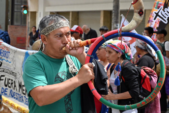 Viedma, Argentina.- In the photos taken on December 6, 2023, Mapuches mobilized in Viedma in protest against a modification to the land law in Río Negro proposed by the bloc of legislators of the official party Juntos Somos Río Negro (JSRN). , to be approved in the eighth annual session by the Legislature of that province. The 180 communities that inhabit the territory are opposed.