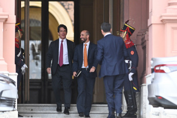 Buenos Aires, Argentina.- En las fotos tomadas el 14 de diciembre del 2023, Nicolás Posse (centro), Jefe de Gabinete, tras la reunión de gabinete encabezada por el presidente Javier Milei en la Casa de Gobierno, la cuarta que preside desde que asumió el domingo. Mientras el ministro de Economía, Luis Caputo, anunció el paquete de medidas económicas y dio definiciones sobre Ganancias, jubilaciones, inflación, FMI y tarifas.