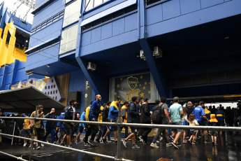 Buenos Aires.- Las elecciones en Boca Juniors comenzaron pasadas las 9.30, con una pequeña demora por los efectos del temporal que azotó a la ciudad de Buenos Aires durante la madrugada, y los más de 94.000 socios habilitados para votar elegirán hasta las 18.00 entre dos opciones: Juan Román Riquelme, uno de los máximos ídolos "xeneizes", y Andrés Ibarra, compañero de fórmula de Mauricio Macri.